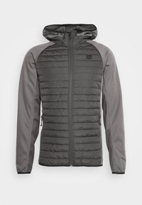 Grå isolerad jacka med dragkedja framtill, huva och kontrasterande släta ärmar. Texturerad kviltad kropp och sidofickor kompletterar designen.