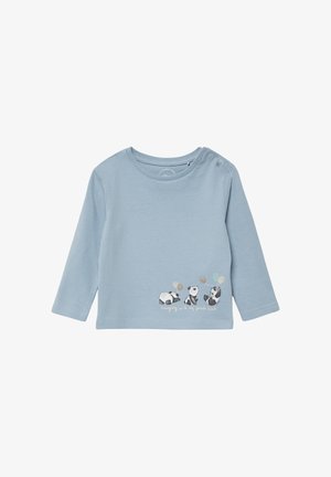 Lichtblauw langstokkige babyshirt met drie speelse panda-illustraties die ballonnen vasthouden nabij de zoom en drukknoopjes op één schouder.