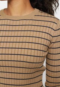 Brązowy sweter ribbed z granatowymi poziomymi paskami; ma okrągły dekolt i dopasowane rękawy, prezentując teksturowany materiał.