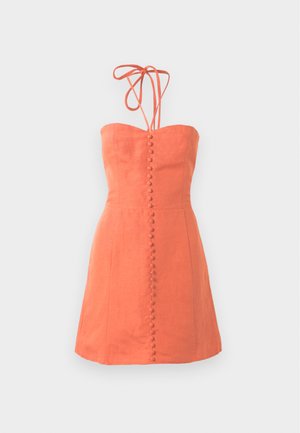 Vestido de lino naranja con un diseño sin tirantes, detalle de botones en el frente y tirantes con lazo ajustables, que presenta un corsé ajustado y una falda acampanada.