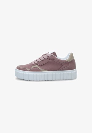 Madala lõikega mauve suede sneaker, millel on beežid aktsendid ja paks valge soonikuga kummitald, vaadatuna välispoolt.