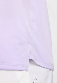 Tricou de culoare mov deschis, cu mâneci scurte, realizat dintr-un material moale. Dispune de o fanta laterală și detalii de cusătură curate. Design ușor.