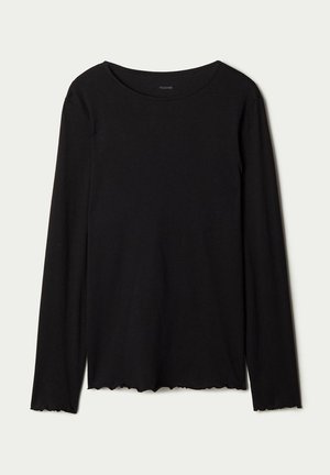 Top negro de manga larga hecho de tela suave, con un escote redondeado y un dobladillo con puntilla. Diseño ligero y sencillo.