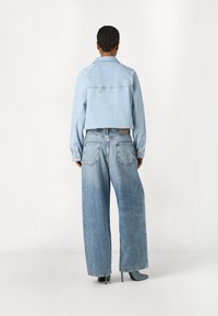 ONLY ONLECHO WIDE UNEAVEN - Široke nogavice - medium blue denim