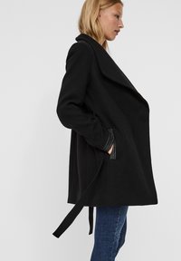 Vero Moda VMCALASISSEL JACKET - Kort kåpe / frakk - black