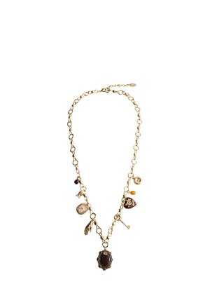 Collier chaîne en or avec divers petits charms incluant des mains, une clé, un pendentif noir ovale et des formes décoratives.