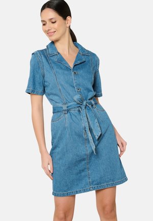 Denim jurk, korte mouwen, met kraag en knopen, zelfbindende riem, lichtblauwe kleur, versterkte stiksels, kniehoogte, getailleerd design.