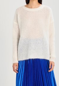 Gestuz Strickpullover - white