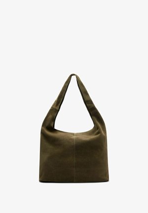 Borsa hobo in suede verde oliva con una sola tracolla, morbida al tatto, con parte superiore arrotondata e design minimalista. Presenta un dettaglio centrale cucito.