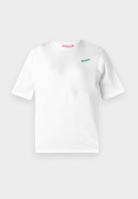Hvit bomull t-skjorte med korte ermer. Den har en grønn logo på brystet som leser "THE MOON." Klassisk rund hals-design.