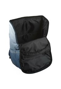 Mochila con un diseño bicolor en tejido azul claro y azul oscuro, cierre con cremallera, y un gran interior negro con un bolsillo frontal.