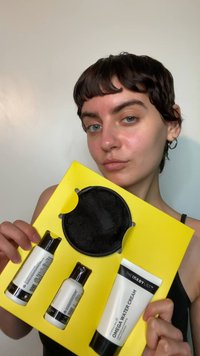 Le coffret de soins de la peau The Inkey List comprend trois flacons en noir et blanc, présentés sur un plateau jaune vif avec une découpe circulaire.