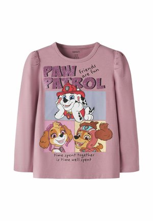 Roze kindertrui met lange mouwen met glinsterende tekst "Paw Patrol" en drie tekenfilm honden van Paw Patrol met de zinnen "friends are fun" en "time spent together is time well spent."