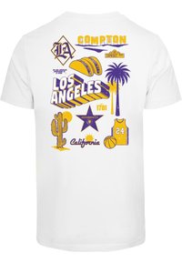 Biely tričko s viacfarebnou grafickou potlačou. Obsahuje prvky ako "Los Angeles", kaktus, taco, palmy a basketbalový dres.