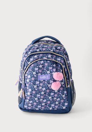 Marineblå rygsæk med blomsterprint, flere lynlåslommer, sidemeshlommer, et topgreb og to lyserøde pompom-nøgleringe.