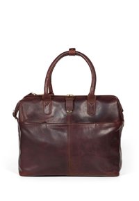 Bruine leren tas met ronde handvatten en metalen hardware. Het heeft een gladde textuur en een rechthoekige vorm met een voorvak.