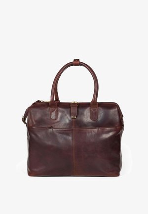 Bolso de cuero marrón con asas redondeadas y herrajes metálicos. Tiene una textura suave y una forma rectangular con un bolsillo frontal.