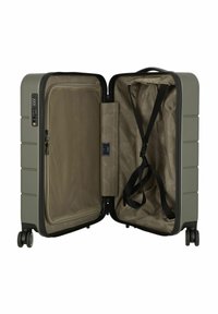 Valigia rigida di colore verde oliva, aperta per rivelare un interno beige con tasca in rete e cinghie di compressione, quattro ruote girevoli sulla base.