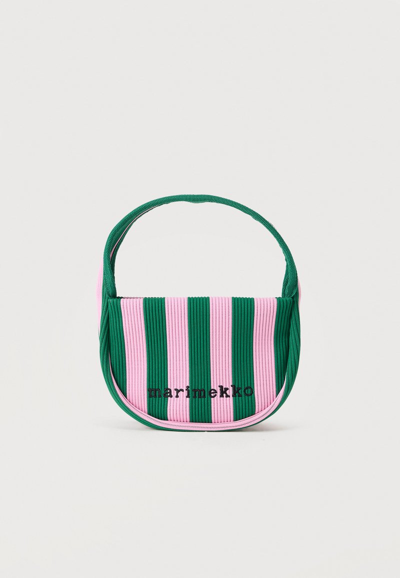 Malá kabelka s vertikálnymi ružovými a zelenými pruhmi, zakriveným uchom a čiernym nápisom "marimekko" na prednej strane.