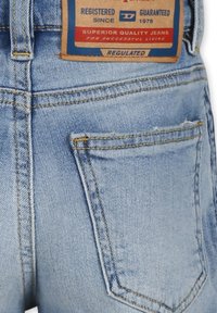 Shorts in denim azzurro chiaro con etichetta in pelle sulla vita, cuciture visibili e una tasca posteriore con una leggera texture vissuta.