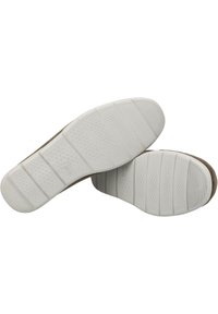 Braune Wildledersneaker mit weißen Gummisohlen, ausgestattet mit einem strukturierten Griffmuster und einem runden Zehenbereich. Die Sohlen sind flach und gepolstert.