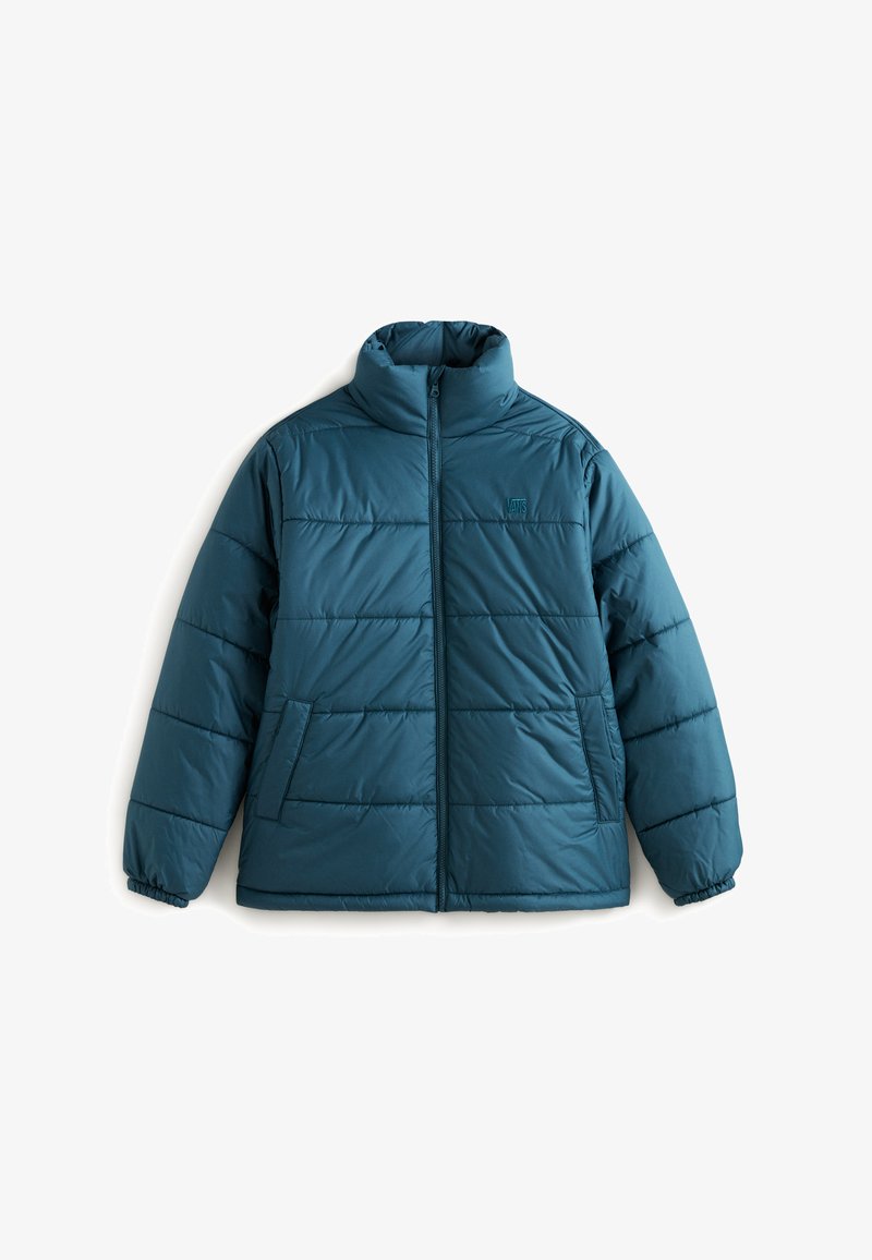 Teal polstret jakke med høj krave, fuld front lynlås, elastiske manchetter og diagonalt quiltet mønster. Har sidelommer.