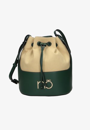 Groene leren en beige canvas emmerzak met trekkoordsluiting, logodetail aan de voorkant en verstelbare schouderband.