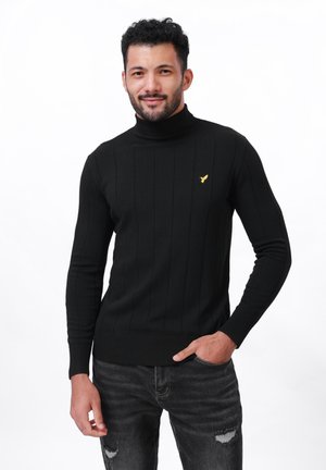 Suéter negro de cuello alto acanalado, hecho de un material texturizado, con un pequeño logotipo dorado en el pecho y un diseño ajustado.