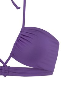 Violetti bikinitoppi, joka on valmistettu sileästä kankaasta ja jossa on rypytetty yksityiskohta sekä säädettävät olkaimet. Alaosa on saumaton.