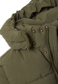 Chaqueta acolchada color verde oliva con una tela suave y texturizada, que presenta una capucha, botones de presión en latón y un cierre de cremallera a lo largo del lateral.