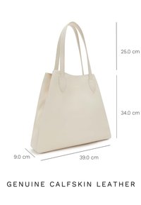 Bolso tote beige hecho de cuero de becerro genuino. Dimensiones: 39 cm de ancho, 34 cm de alto y 9 cm de profundidad. Cuenta con dos asas superiores y una superficie texturizada.