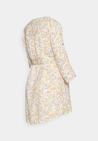 Vestido com estampado floral, mangas longas, cintura cingida por faixa e decote redondo. As cores incluem amarelo, rosa e azul sobre um fundo claro.