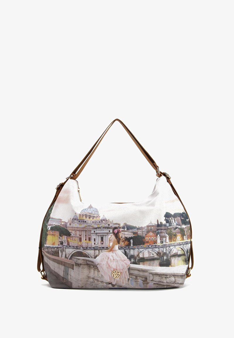 Borsa con un esterno liscio e bianco testurizzato, caratterizzata da una stampa panoramica di un paesaggio urbano, con strap in pelle marrone e un accento in oro del logo.