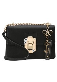 Czarna torebka ze sztucznej skóry z zamknięciem na zamek w kolorze złotym, łańcuszkowym paskiem, kwiatowymi akcentami oraz zawieszką z kluczem i kokardą.