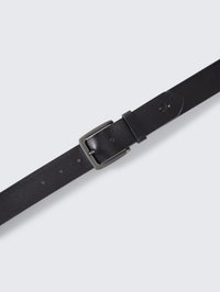 Ceinture en cuir noir avec une boucle métallique argentée brillante, réglable grâce à plusieurs trous, texture lisse et design minimaliste.