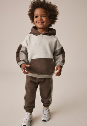Next, REGULAR FIT - COLOUR BLOCK HOODIE AND JOGGERS SET - Tracksuit - chocolate brown