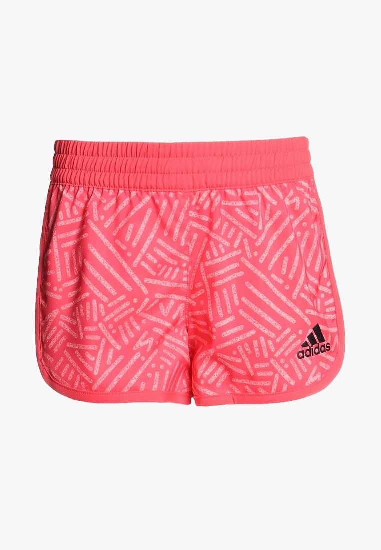 Pantalones cortos deportivos rosa con cintura elástica, con un patrón texturizado de líneas blancas. Logo negro de Adidas en la parte inferior derecha.