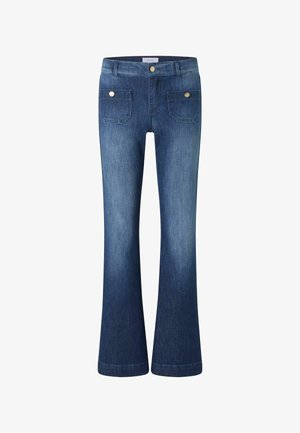 Pantalones vaqueros acampanados en lavado azul oscuro. Presenta un diseño clásico de cinco bolsillos, herrajes en tono dorado y una cinturilla recta con pasadores para cinturón.