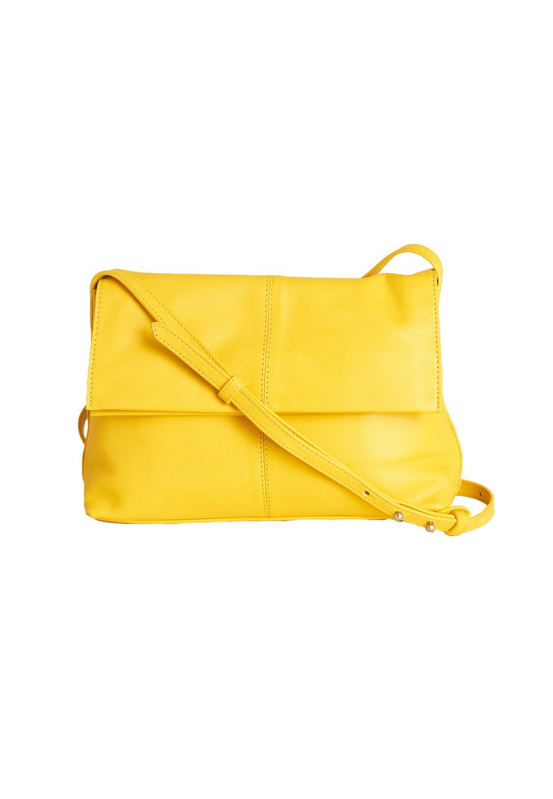 Gelbe Leder-Crossbody-Tasche mit Klappenverschluss, verstellbarem Tragegurt und glatter Textur, ausgestattet mit gesteppten Paneeldetails.