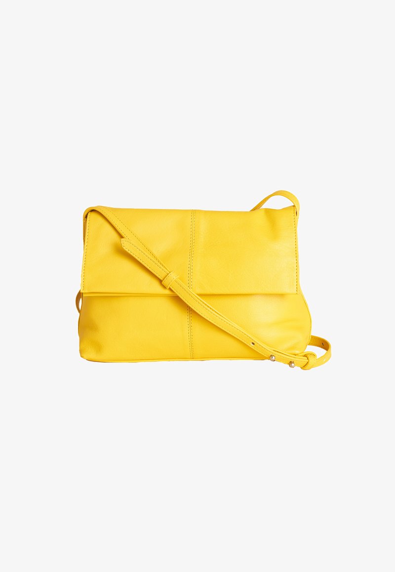 Gelbe Leder-Crossbody-Tasche mit Klappenverschluss, verstellbarem Tragegurt und glatter Textur, ausgestattet mit gesteppten Paneeldetails.