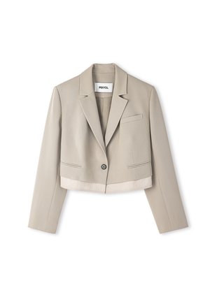 Blazer beige tagliato in tessuto liscio, con rever a punta, un bottone singolo e tasche laterali con sottili dettagli di cucitura.
