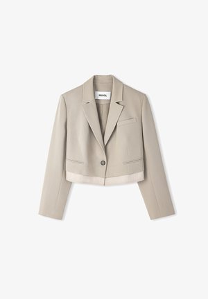 Skrojona beżowa marynarka wykonana z gładkiego materiału, z klapami, pojedynczym guzikiem oraz bocznymi kieszeniami z subtelnymi detalami szyciowymi.