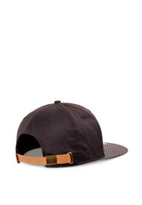 Căciulă din material închis la culoare cu un model în carouri, curea de ajustare din piele maro și o margine cu un model contrastant. Finisaj texturat, design casual.