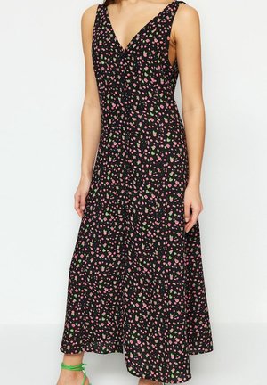 Robe noire sans manches avec un décolleté en V profond, présentant un motif floral de fleurs roses et de feuilles vertes sur un fond noir.