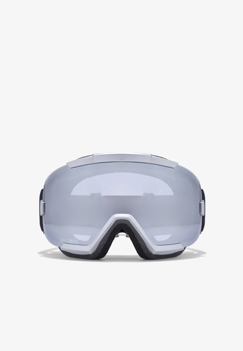 Suusaprillid, millel on sile, läbipaistev lääts ja mattmust vahtraam; ülemisel serval ja külgmistes reguleerimisdetailides on halli aksenti.