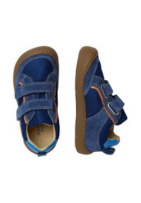 Blauwe stoffen en suède peuterschoenen met twee klittenbandsluitingen, bruine rubberen zolen en lichtblauwe accenten op de hiel. Rondgebogen te ontwerp.