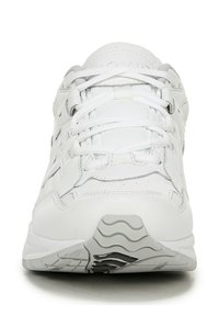 Witte sportschoenen met een gestructureerde synthetische bovenkant, versterkte stiksels, platte veters en een patroonzool voor grip.