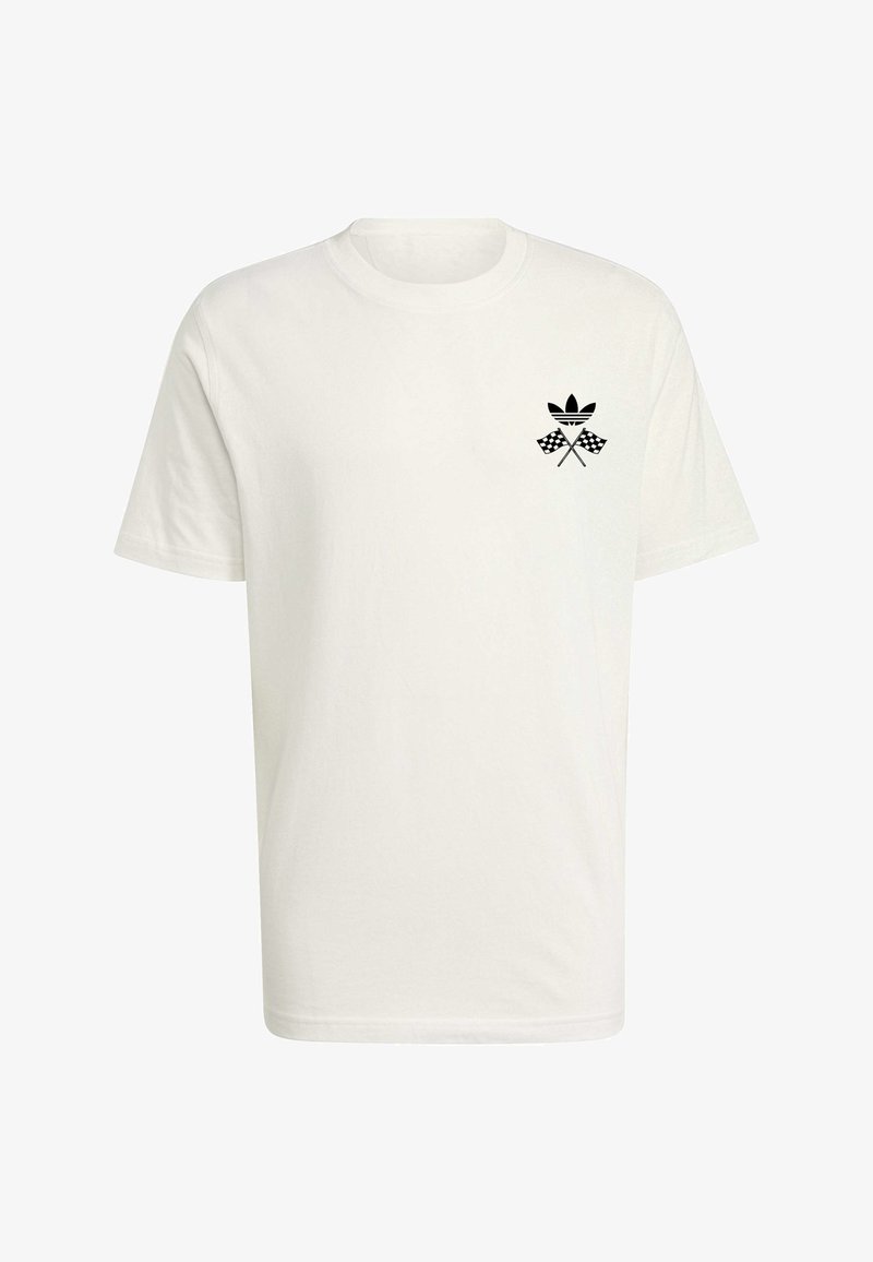 Vit bomullst-shirt med en svart logotyp och korsade schackrutiga flaggor på vänstra bröstområdet. Regular fit med korta ärmar.