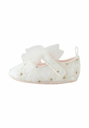 Weißer bestickter Ballerina-Slipper mit goldenen Akzenten und einer großen, durchsichtigen Schleife oben. Verfügt über eine weiche, gepolsterte Innensohle und ein rosa Futter.