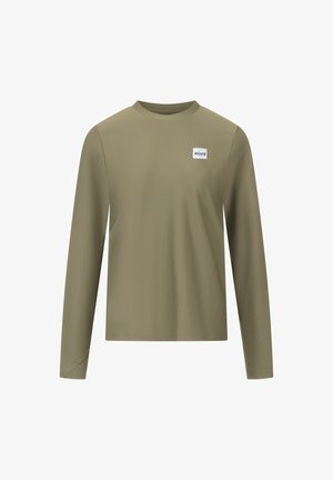 Olivengrünes Langarmshirt aus geripptem Stoff, mit Rundhalsausschnitt und einem kleinen weißen Markenetikett auf der linken Brust.